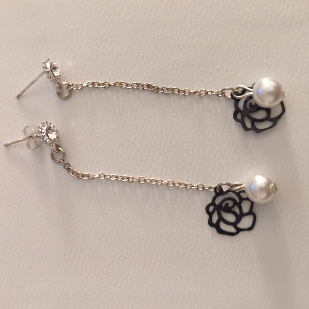 Silver dangle earrings with black flower an pearl.